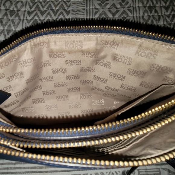 Small E/W Michael Kors Double Zip Crossbody in Navy - Picture 5 of 11